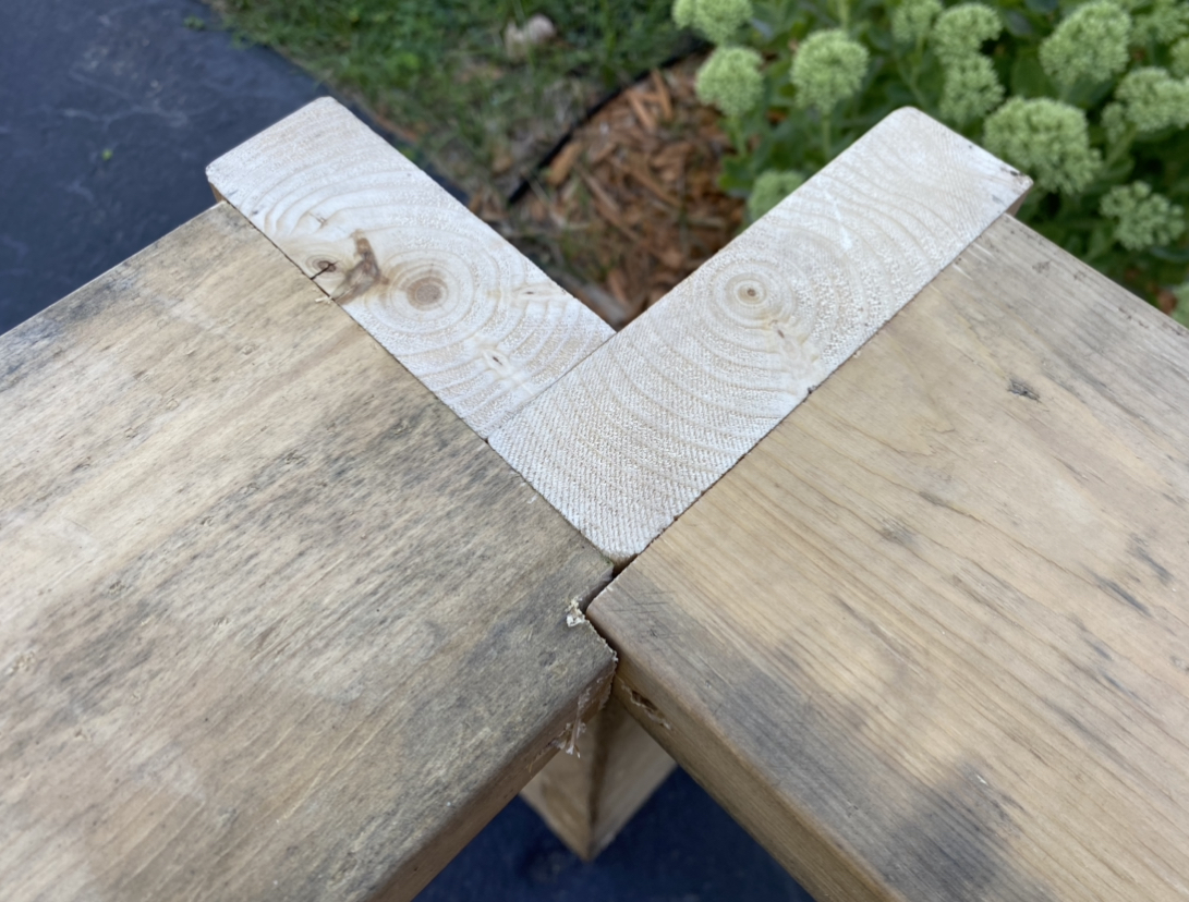 Notched table top supports closeup